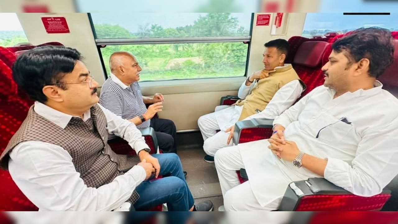 चुनावी कड़वाहट के बीच ट्रेन में आमने-सामने बैठे बीजेपी-कांग्रेस के 'कप्तान', दतिया से आई दिलचस्प तस्वीर