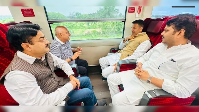 चुनावी कड़वाहट के बीच ट्रेन में आमने-सामने बैठे बीजेपी-कांग्रेस के 'कप्तान', दतिया से आई दिलचस्प तस्वीर