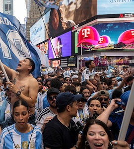 Sea Of Argentina Fans Turn Times Square Blue, Video Sets Internet On Fire