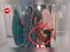 VIDEO: सरकारी अस्पताल की शर्मनाक तस्वीर, स्ट्रेचर नहीं मिला तो महिला को चादर में लपेटकर बेड तक पहुंचाया