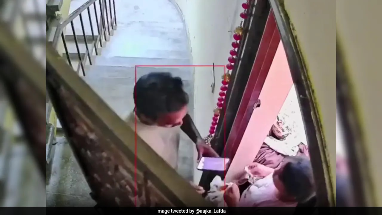 Viral CCTV Shows Delivery Agent Trying To Enter Customer's Home, Triggers Debate Over Safety