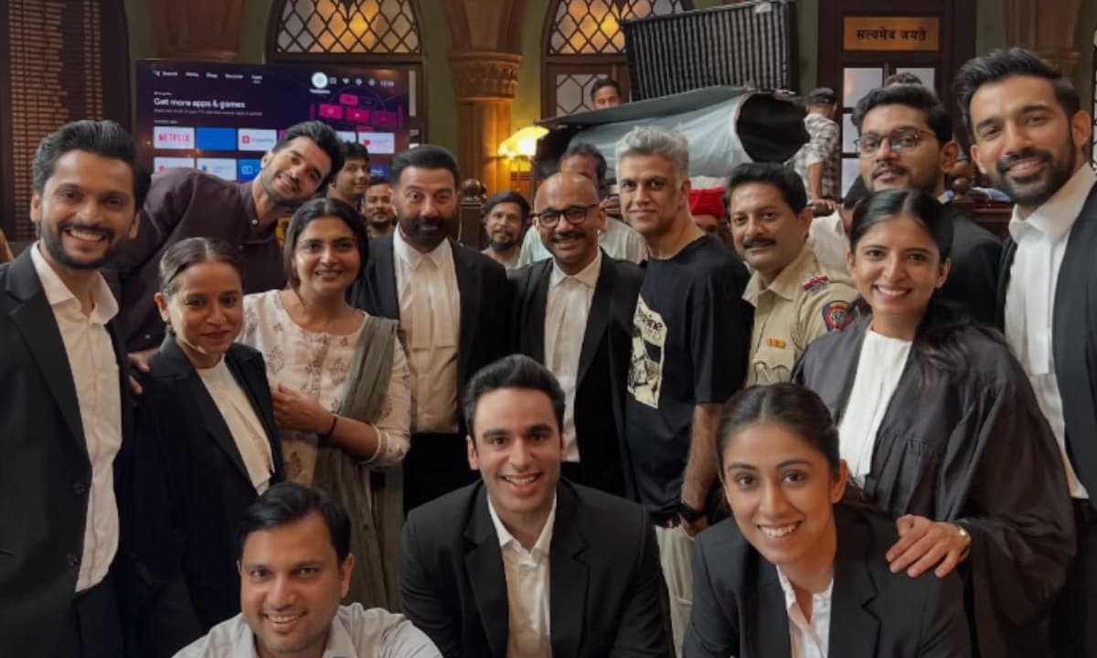 फिल्म सेट पर कोर्टरूम में क्रू के साथ सनी देओल फिल्म सेट पर कोर्टरूम में क्रू के साथ सनी देओल