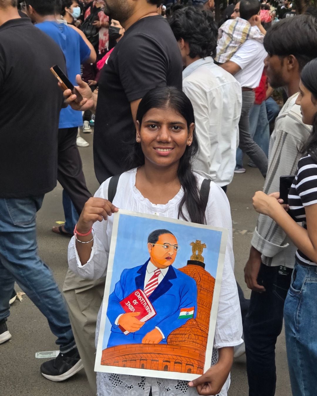 जंतर-मंतर पर हो रहे विरोध प्रदर्शन में बाबा साहेब का पोस्टर लेकर पहुंचीं करुणा (फोटो- एनडीटीवी)