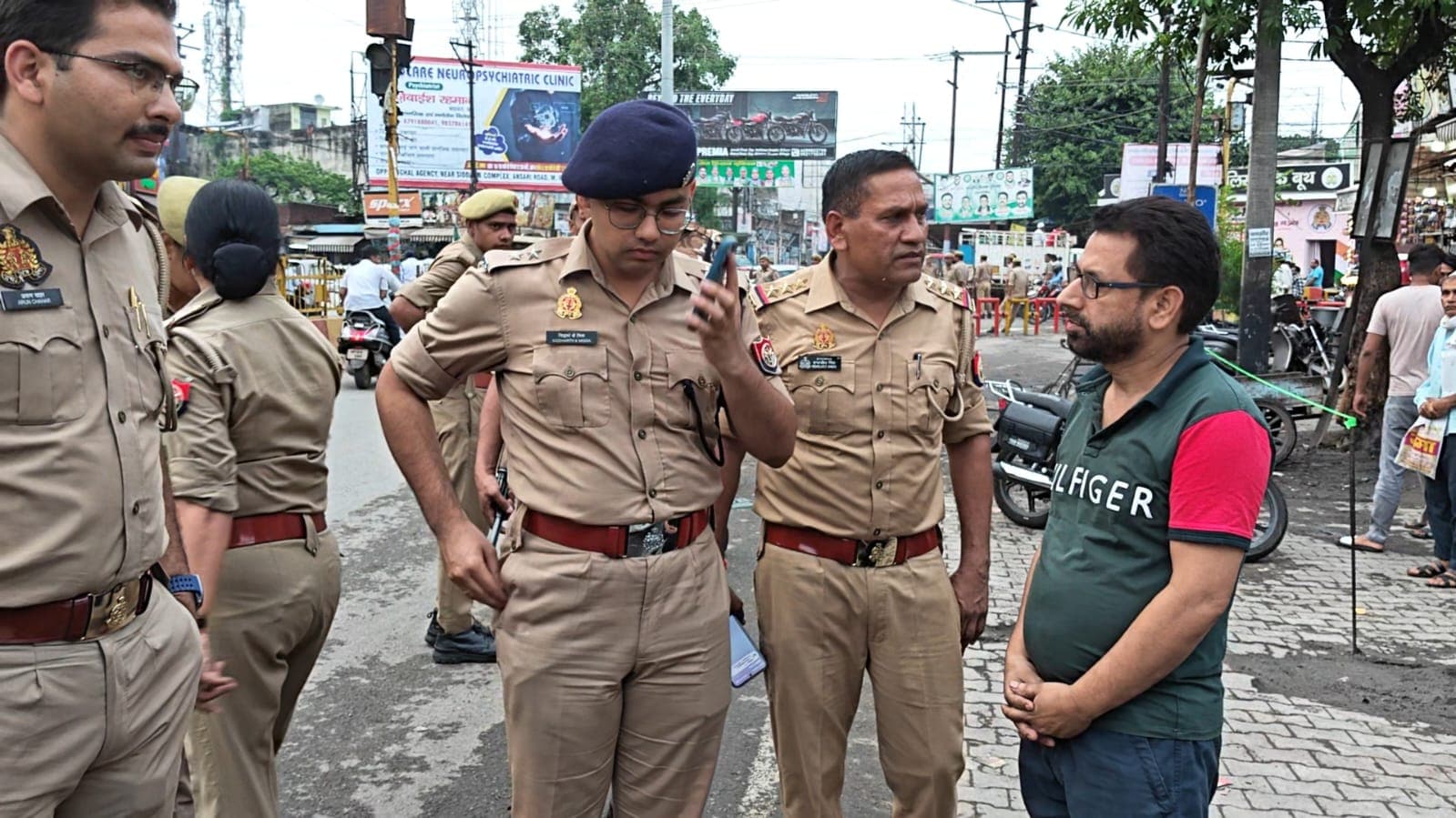 Kanwar Yatra 2026: दुकानदारों से बात करते हुए पुलिस प्रशासन