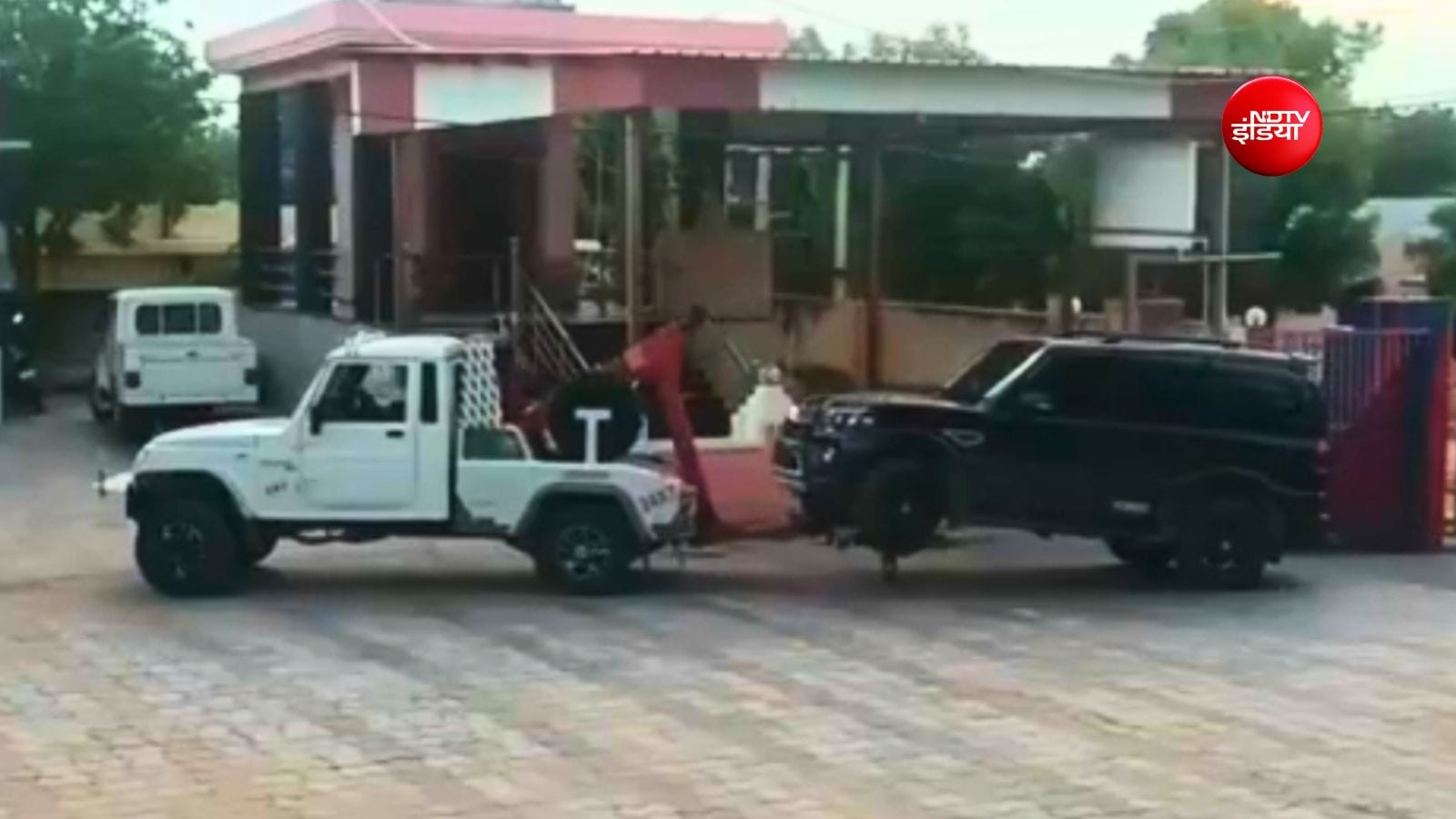 लग्जरी गाड़ियों को जब्त कर थाने लाया गया लग्जरी गाड़ियों को जब्त कर थाने लाया गया