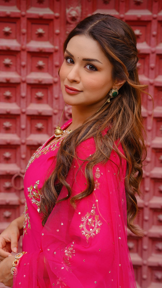Avneet Kaur Radiates Elegance in Ethnic Wear