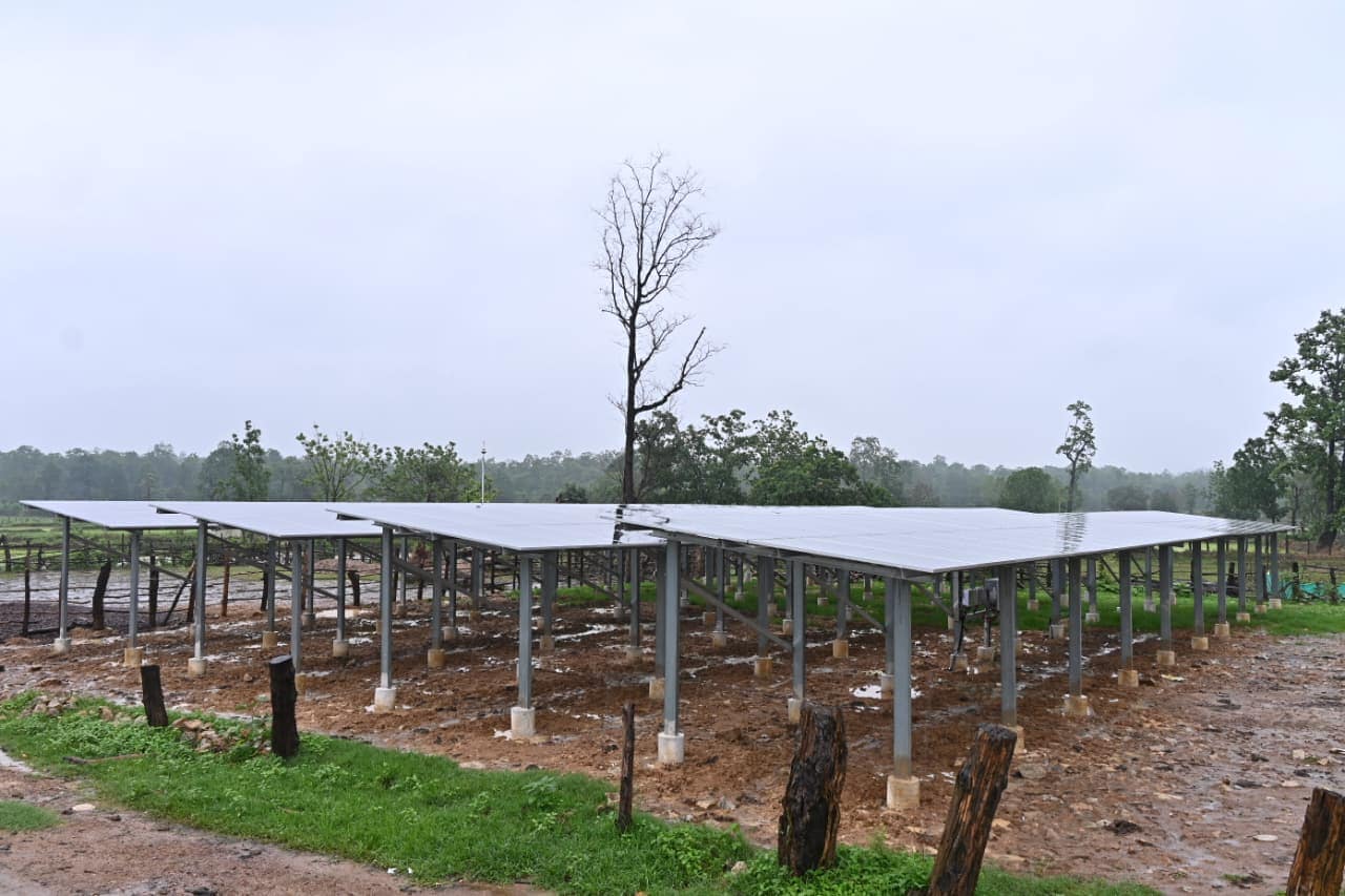 Dhamtari free electricity: ठेनही गांव में लगा जिले का पहला सामूहिक सोलर पावर प्लांट. Dhamtari free electricity: ठेनही गांव में लगा जिले का पहला सामूहिक सोलर पावर प्लांट.