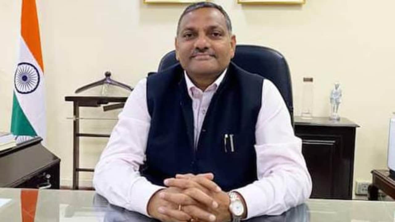 पूर्व IAS अमृत लाल मीणा के गांव में लोग बोले- नाम किया रोशन; सरकार ने सौंपी है परीक्षा सुधार की बड़ी जिम्मेदारी