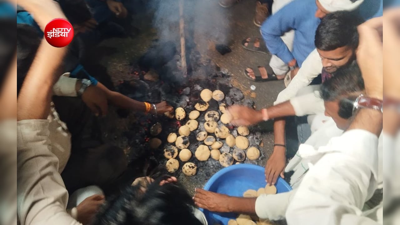 एमपी में सीएम हाउस से 7km दूर डटे हजारों किसान! सड़क पर बनाई दाल-बाटी, हनुमान चालीसा के बाद पढ़ा सुंदरकांड