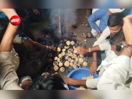 एमपी में सीएम हाउस से 7km दूर डटे हजारों किसान! सड़क पर बनाई दाल-बाटी, हनुमान चालीसा के बाद पढ़ा सुंदरकांड