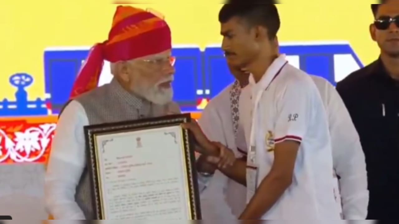 पीएम मोदी के इस अंदाज की हो रही तारीफ, सोशल मीडिया पर वीड‍ियो वायरल 