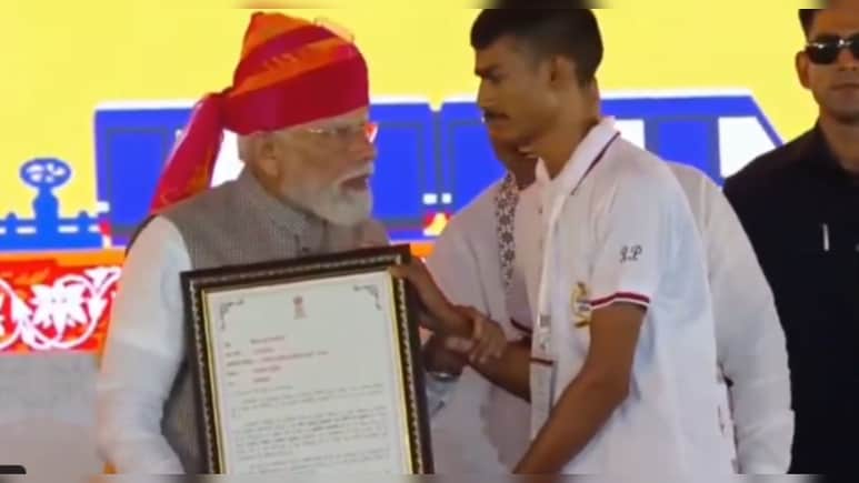 पीएम मोदी के इस अंदाज की हो रही तारीफ, सोशल मीडिया पर वीड&zwj;ियो वायरल&nbsp;