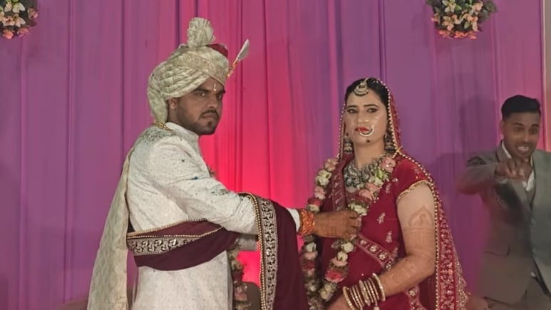 काळजावर दगड ठेवून सासऱ्यांनी स्वतः केले सुनेचे कन्यादान! 'या' विवाह सोहळ्याने प्रत्येकाचे डोळे पाणावले