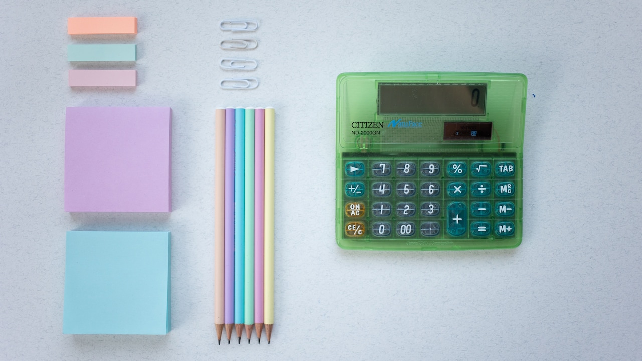 Which aesthetic essentials you need to setup your study desk? Which aesthetic essentials you need to setup your study desk?