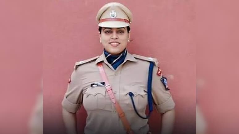IPS क&zwj;िरन यादव ने आधी रात में लखनऊ की समिट बिल्डिंग में मारा छापा, ये काम करते मिले 100 से ज्&zwj;यादा लोग