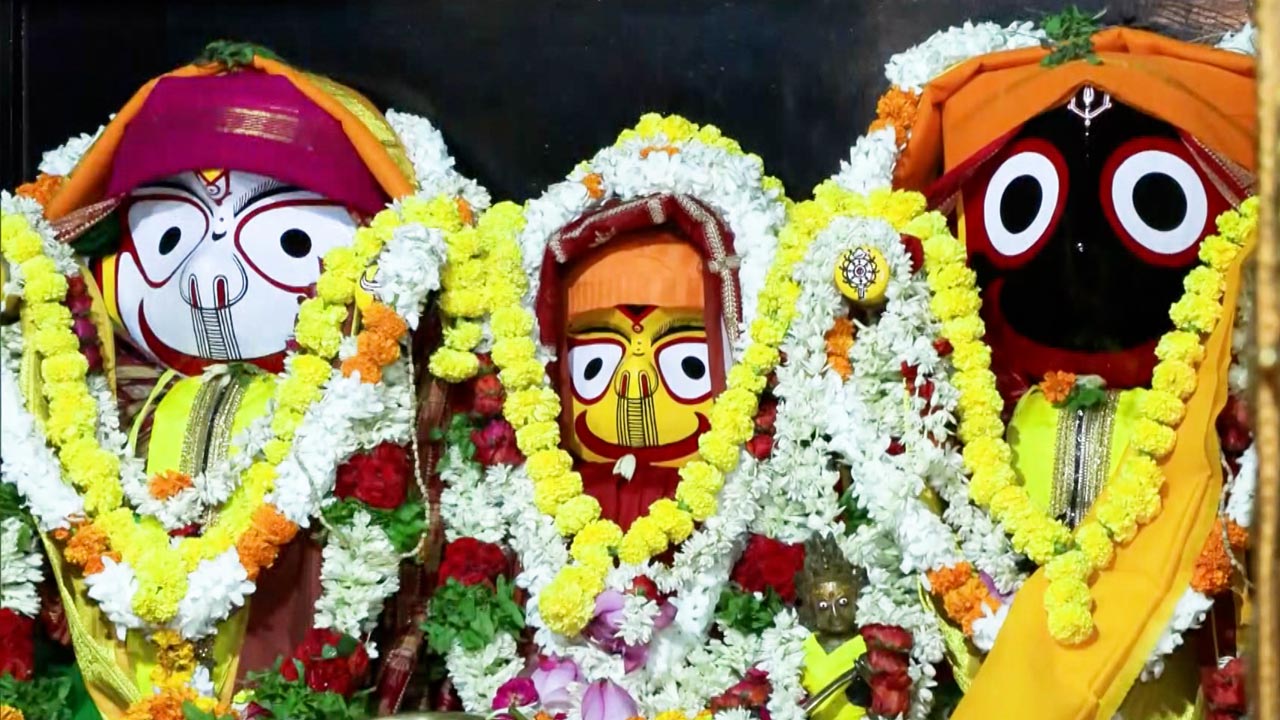 puri-jagannath-rath-yatra-draws-lakhs-despite-heavy-rain