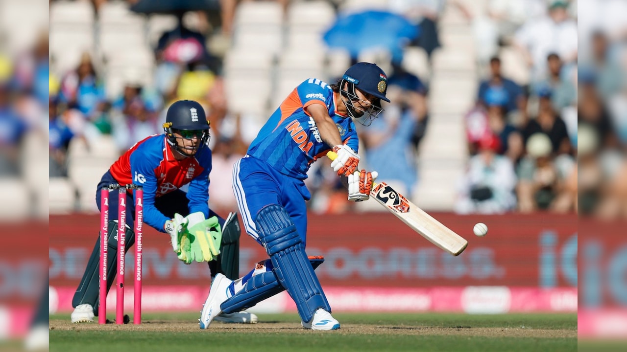 IND vs ENG Live Score, 5th T20I: छक्का मारने के प्रयास में आउट हुए किशन, संकट में टीम इंडिया