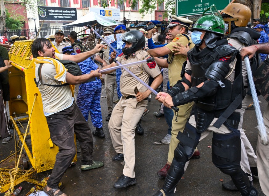 Supreme Court Sets Up Panel To Probe Cop Action, Violence During NEET Protests
