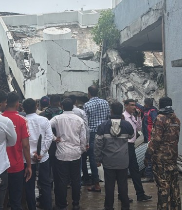 पुणे में इमारत ढही, मलबे में 15 लोगों के फंसे होने की आशंका