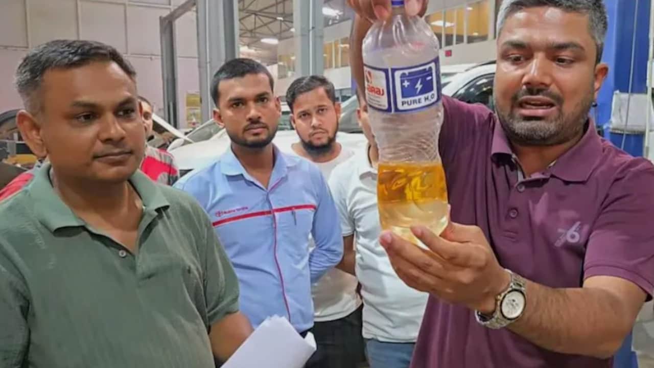 बीच सड़क पर फंसी यूट्यूबर की Innova, बोला - 'E20 लिखा है तो वारंटी क्यों नहीं?' Toyota ने दी सफाई