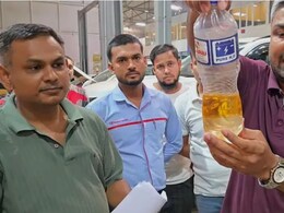 बीच सड़क पर फंसी यूट्यूबर की Innova, बोला - 'E20 लिखा है तो वारंटी क्यों नहीं?' Toyota ने दी सफाई