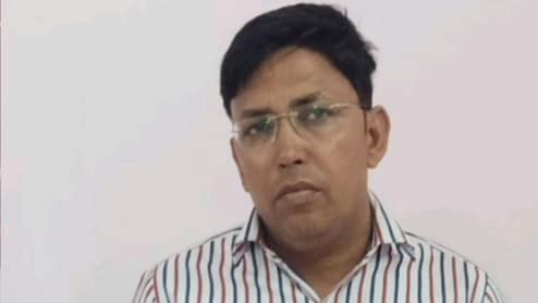 ये डॉक्टर है या फर्जीवाड़ा गुरु, दो पैन कार्ड, दो आधार और दो ID के सहारे कर रहा था दो-दो जगह नौकरी, ऐसे धराया