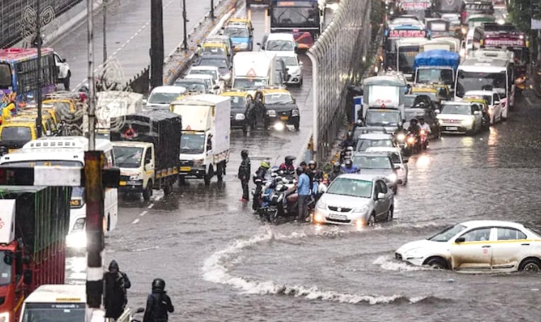 Maharashtra issues helpline numbers as heavy rain alert runs until July 6