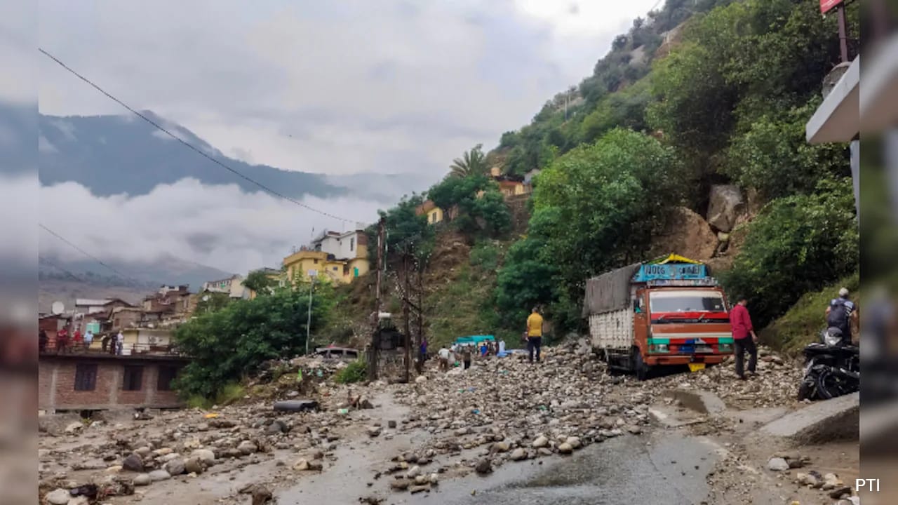 जम्मू-कश्मीर में बारिश का कहर! बाढ़ से डोडा के ठाठरी मार्केट में तबाही, किश्तवाड़ में लैंडस्लाइड