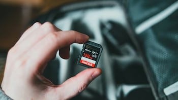 SanDisk Supercycle Under Strain? Shares Slump 6% In Pre-Market Trade As Chip Rout Extends To Memory