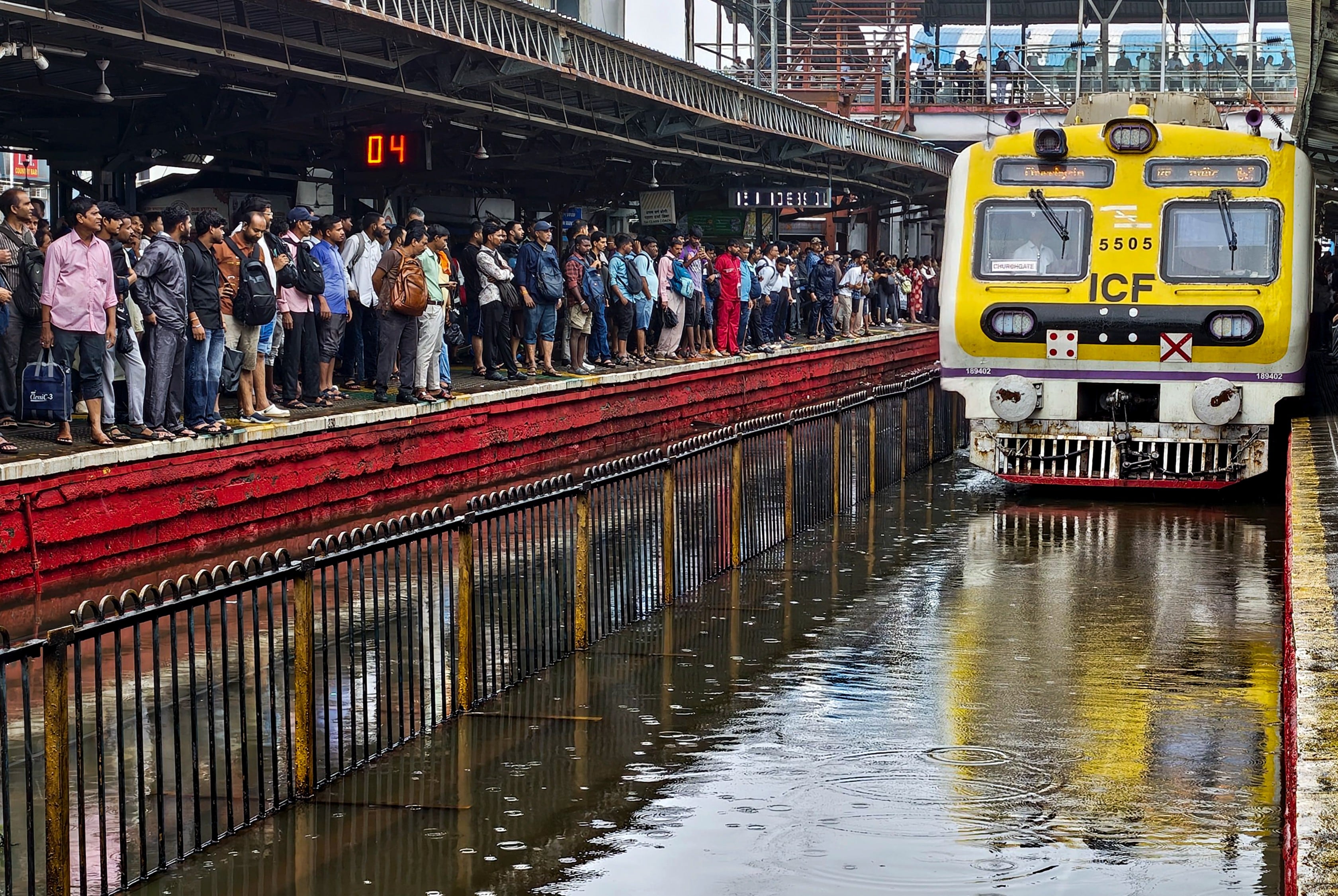 Mumbai Western Railway restores Churchgate–Virar local train services amid delays