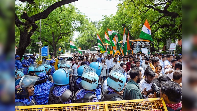 जंतर-मंतर पर गाली देने वालों पर एक्शन और पुलिस की बर्बरता की जांच होनी चाहिए? क्या बोली जनता