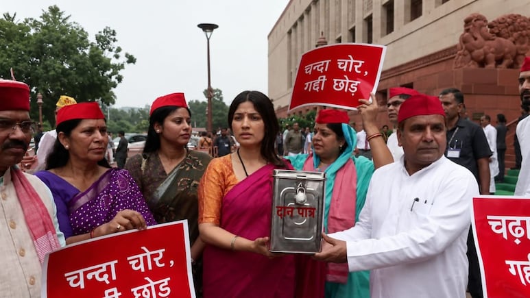 हाथ में दान पात्र लेकर संसद क्यों पहुंच गईं डिंपल यादव, यहां देखें वायरल VIDEO