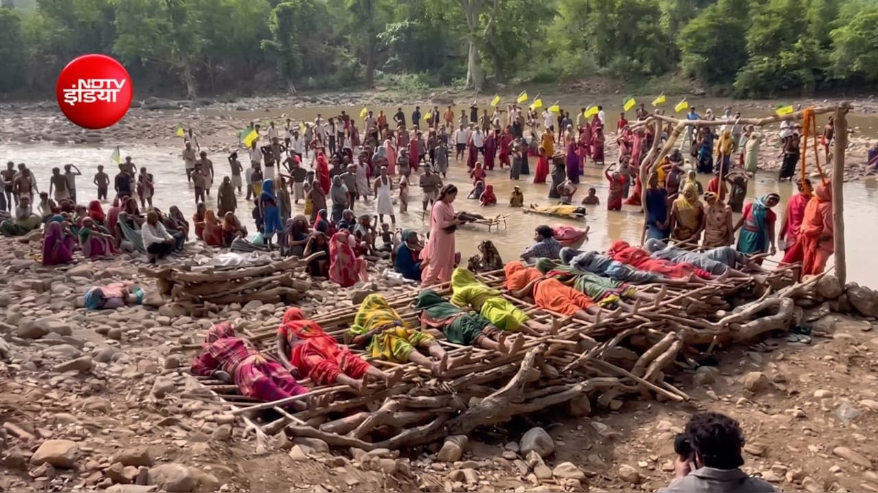 चिता पर साथ लेटीं 11 महिलाएं, 6 ने लगाई प्रतीकात्मक फांसी; केन-बेतवा प्रभावितों का आंदोलन 10वें दिन भी जारी