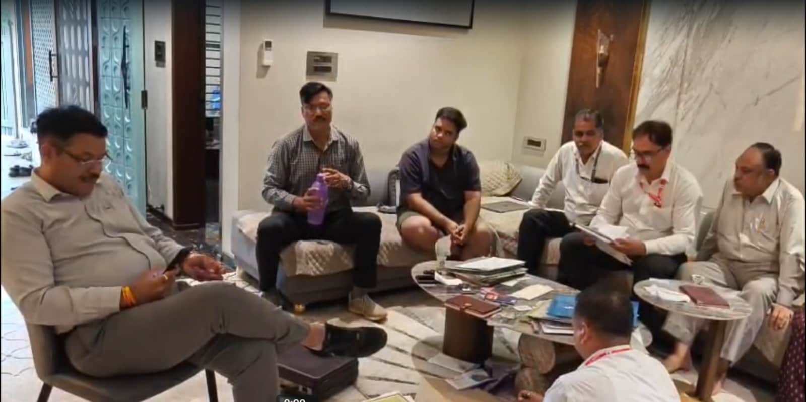 लोकायुक्त की विशेष टीम ने सुपरिटेंडेंट इंजीनियर शिवराम सेमिल के खिलाफ आय से अधिक संपत्ति के मामले में शिकंजा कसा है लोकायुक्त की विशेष टीम ने सुपरिटेंडेंट इंजीनियर शिवराम सेमिल के खिलाफ आय से अधिक संपत्ति के मामले में शिकंजा कसा है