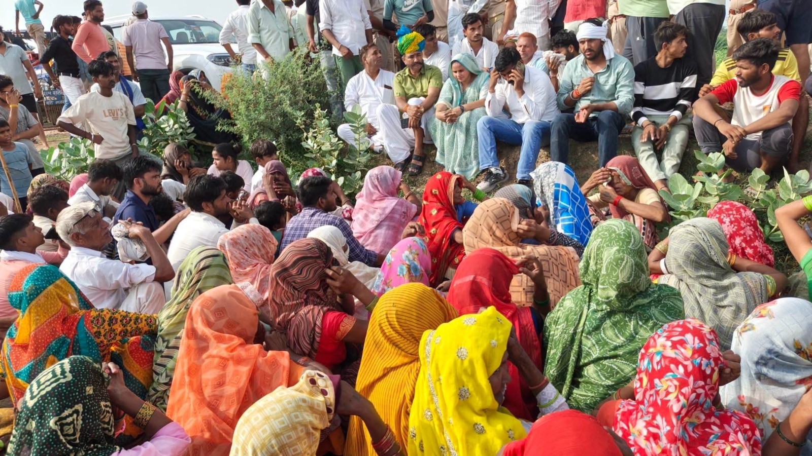 क्षेत्रवासियों के साथ धरने पर बैठीं सांसद संजना जाटव. क्षेत्रवासियों के साथ धरने पर बैठीं सांसद संजना जाटव.