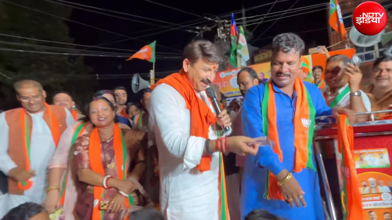 सिर्फ ₹100 के इनाम से मनोज तिवारी हुए मालामाल, बांकीपुर में याद आया संघर्ष का वो दौर, मंच पर ही भावुक