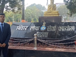 Success Story: उग्रवादियों ने पिता की कर दी थी हत्या, नक्सली क्षेत्र में गुजरा बचपन; अब बेटा DSP बन लौटा गांव