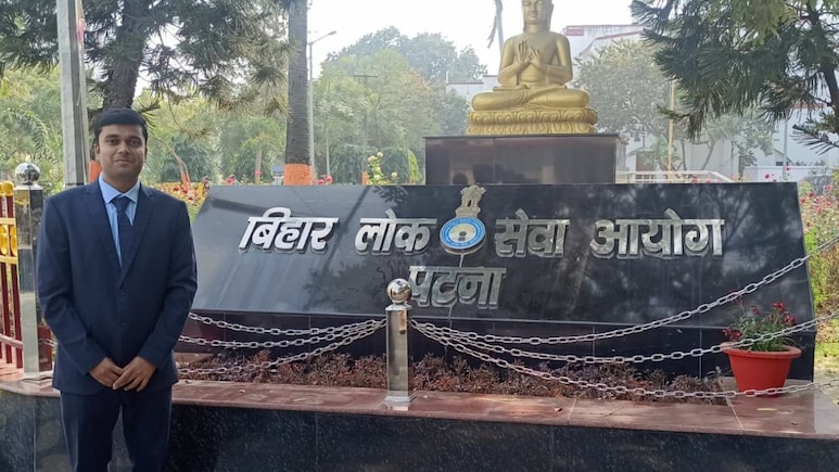 Success Story: उग्रवादियों ने पिता की कर दी थी हत्या, नक्सली क्षेत्र में गुजरा बचपन; अब बेटा DSP बन लौटा गांव