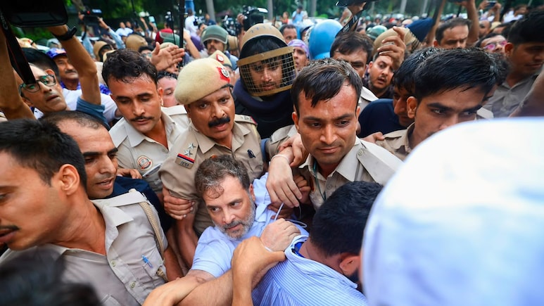 Rahul, Priyanka Gandhi Detained From Outside PM Modi's Residence