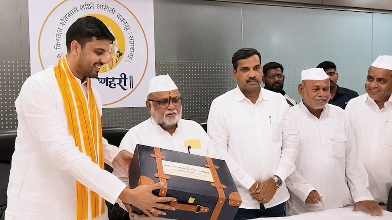 आषाढी एकादशीनिमित्त विठ्ठल-रुख्मिणीला खास डिझायनर पोषाख; महापूजेवेळी दर्शनाचं नियोजन कसं असेल?