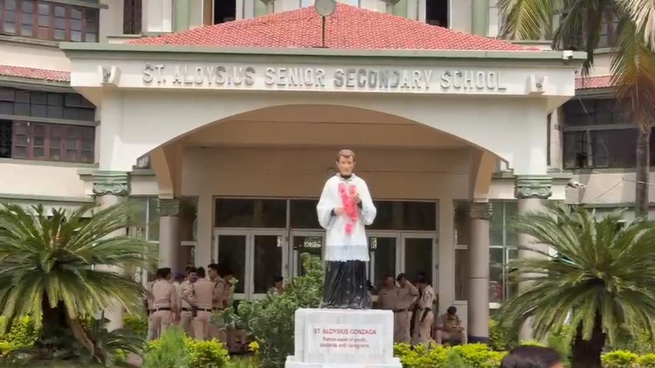 सफाईकर्मी पर 3 महीने से धर्मांतरण का दबाव, जबलपुर के सेंट एलॉयसियस स्कूल में हिंदू संगठनों का हंगामा