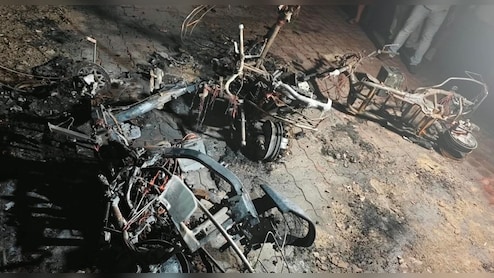 स्&zwj;कूल में ऊपर चल &nbsp;रही थी क्&zwj;लास और बेसमेंट में लग गई आग, कई गाड़&zwj;ियां पूरी तरह जलीं&nbsp;