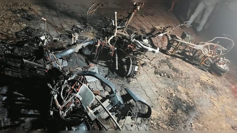 स्&zwj;कूल में ऊपर चल &nbsp;रही थी क्&zwj;लास और बेसमेंट में लग गई आग, कई गाड़&zwj;ियां पूरी तरह जलीं&nbsp;