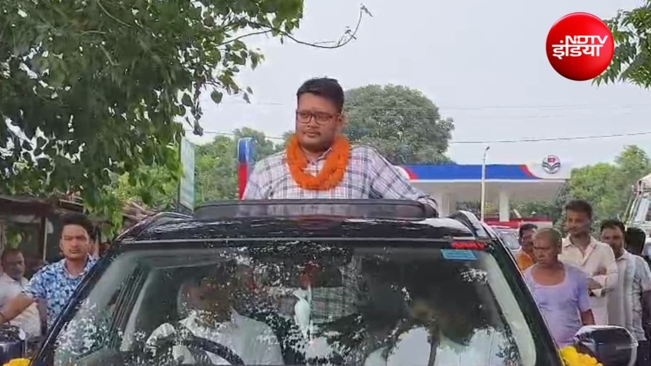 Success Story: पिता की मौत के बाद 4 बार हुआ फेल, BPSC पास कर राघवेंद्र बना अफसर तो जश्न में डूबा पूरा गांव