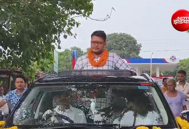 Success Story: पिता की मौत के बाद 4 बार हुआ फेल, BPSC पास कर राघवेंद्र बना अफसर तो जश्न में डूबा पूरा गांव