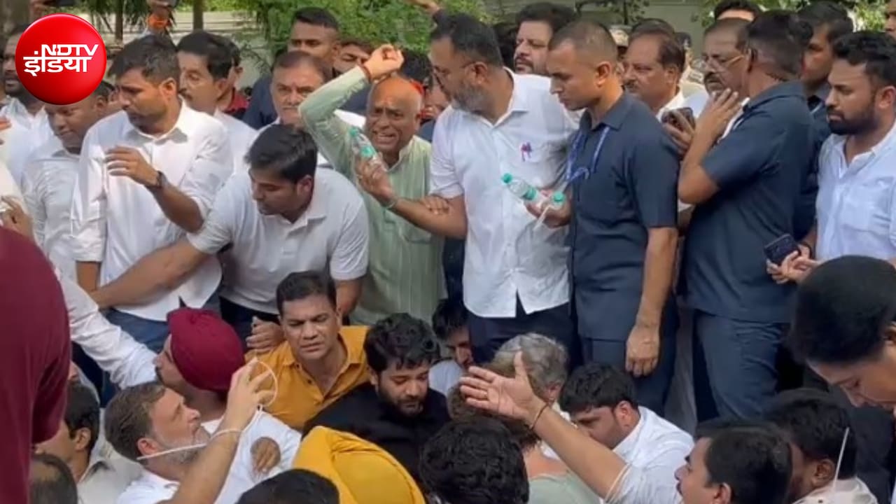 PM आवास के सामने क्यों पहुंचे राहुल-खरगे समेत कांग्रेसी सांसद? मनाने पहुंचे केंद्रीय मंत्री जितेंद्र सिंह