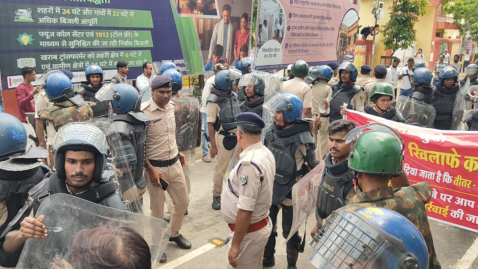 विधि-व्यवस्था बनाए रखने के लिए मुस्तैद दिखे जवान.