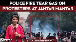 Tear Gas Fired, Lathicharge As Crowd Swells For CJP March, Cops Injured Too