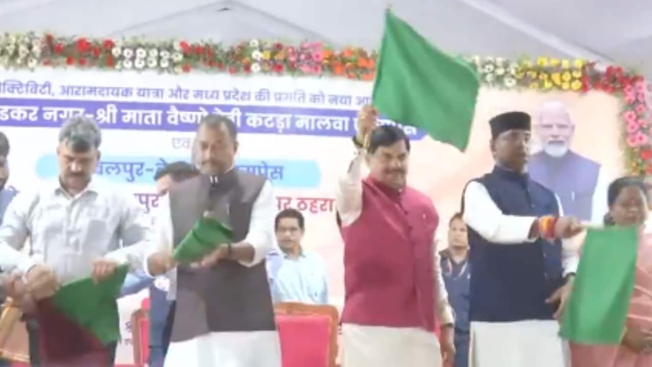 निशातपुरा रेलवे स्टेशन अब नहीं रहा 'भूतिया', CM मोहन यादव ने हरी झंडी दिखा मालवा एक्सप्रेस को रवाना किया