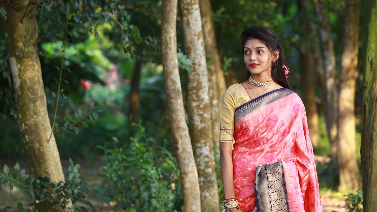 How To Pick A Saree Fabric That Does Not Cling Around The Waist How To Pick A Saree Fabric That Does Not Cling Around The Waist